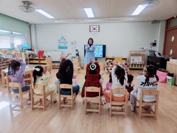 연수구 송도건강생활지원센터는 지역 내 만 3세부터 5세까지 미취학 아동을 대상으로 운영한 맞춤형 건강증진 프로그램 영양쑥 비만쏙 연수키즈 건강키움교실을 성황리에 마무리했다